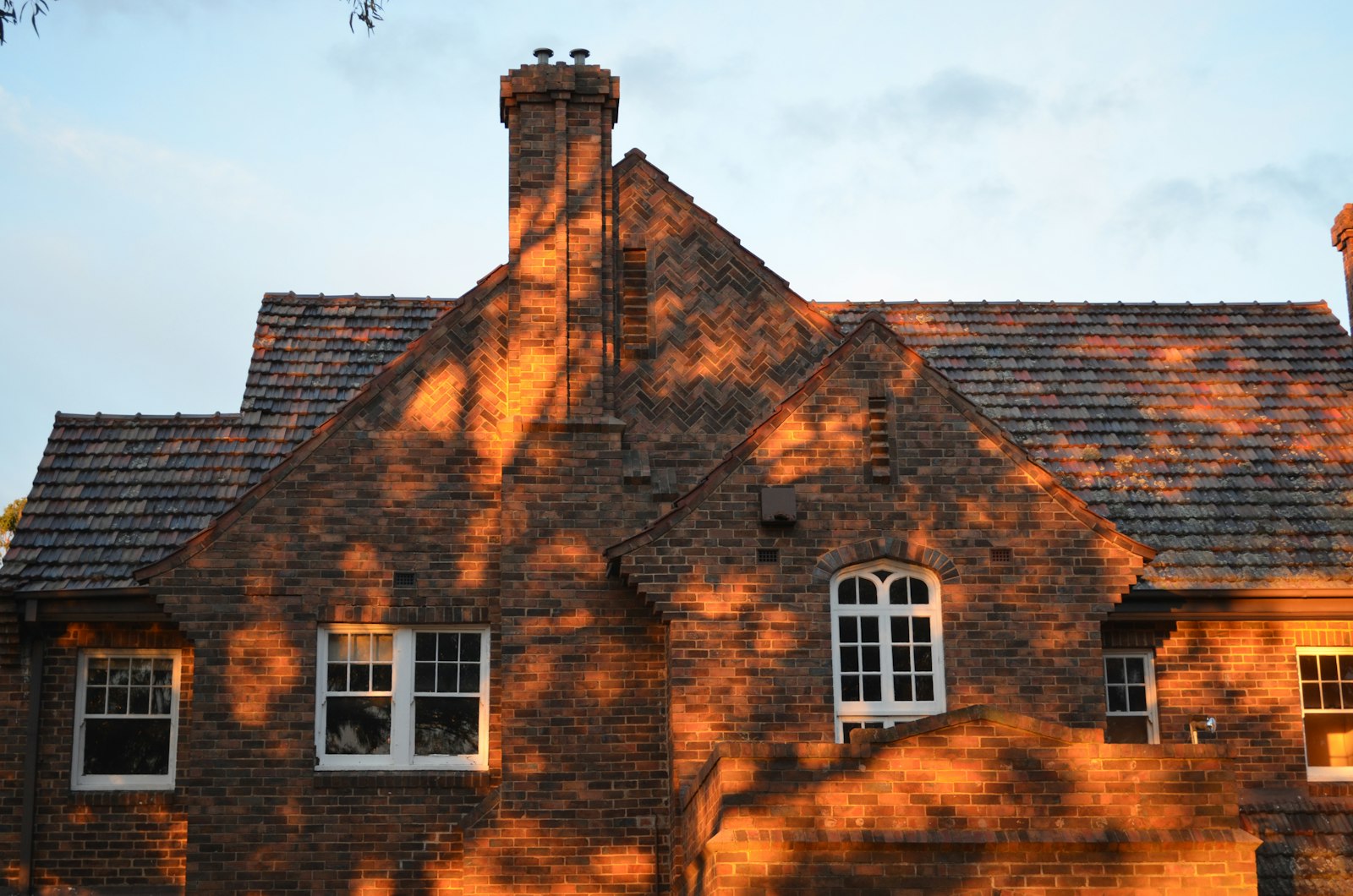 Dak met pannen op een bakstenen woning