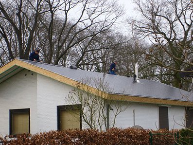 Wit bijgebouw met nieuw dak
