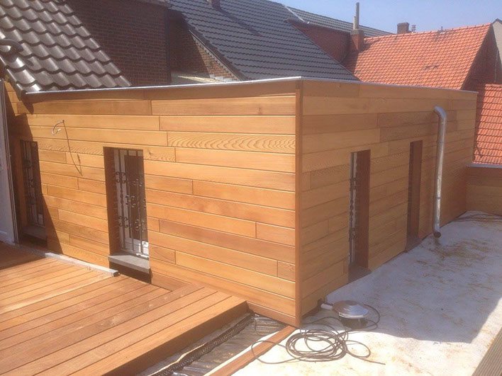 Houten bekleding van een dakopbouw met terras
