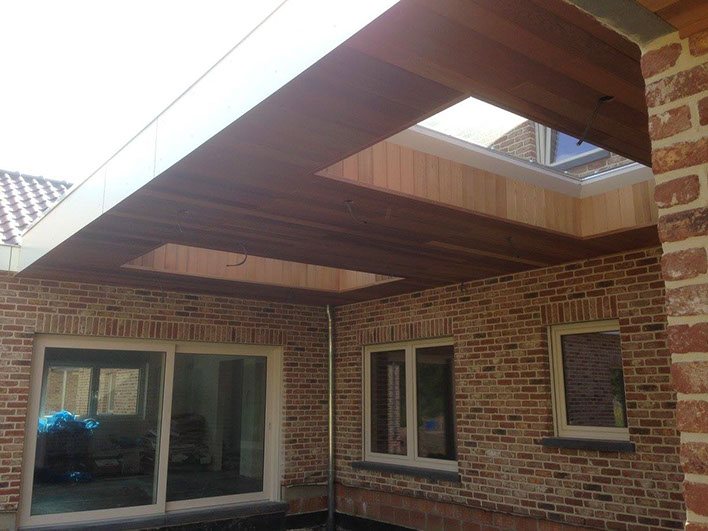 Bakstenen woning met bekleed overstek en lichtkoepel