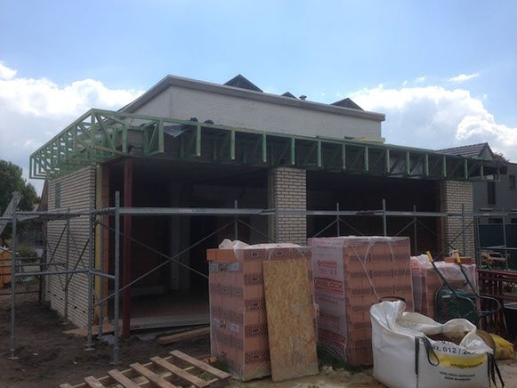 Houten dakstructuur op een gebouw in opbouw