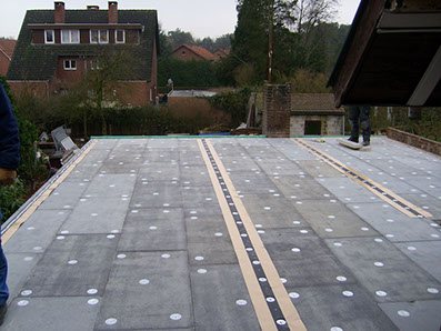 Plat dak met rubberen dakbedekking in opbouw