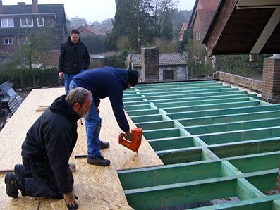 Platte dak in opbouw met balken en OSB-platen
